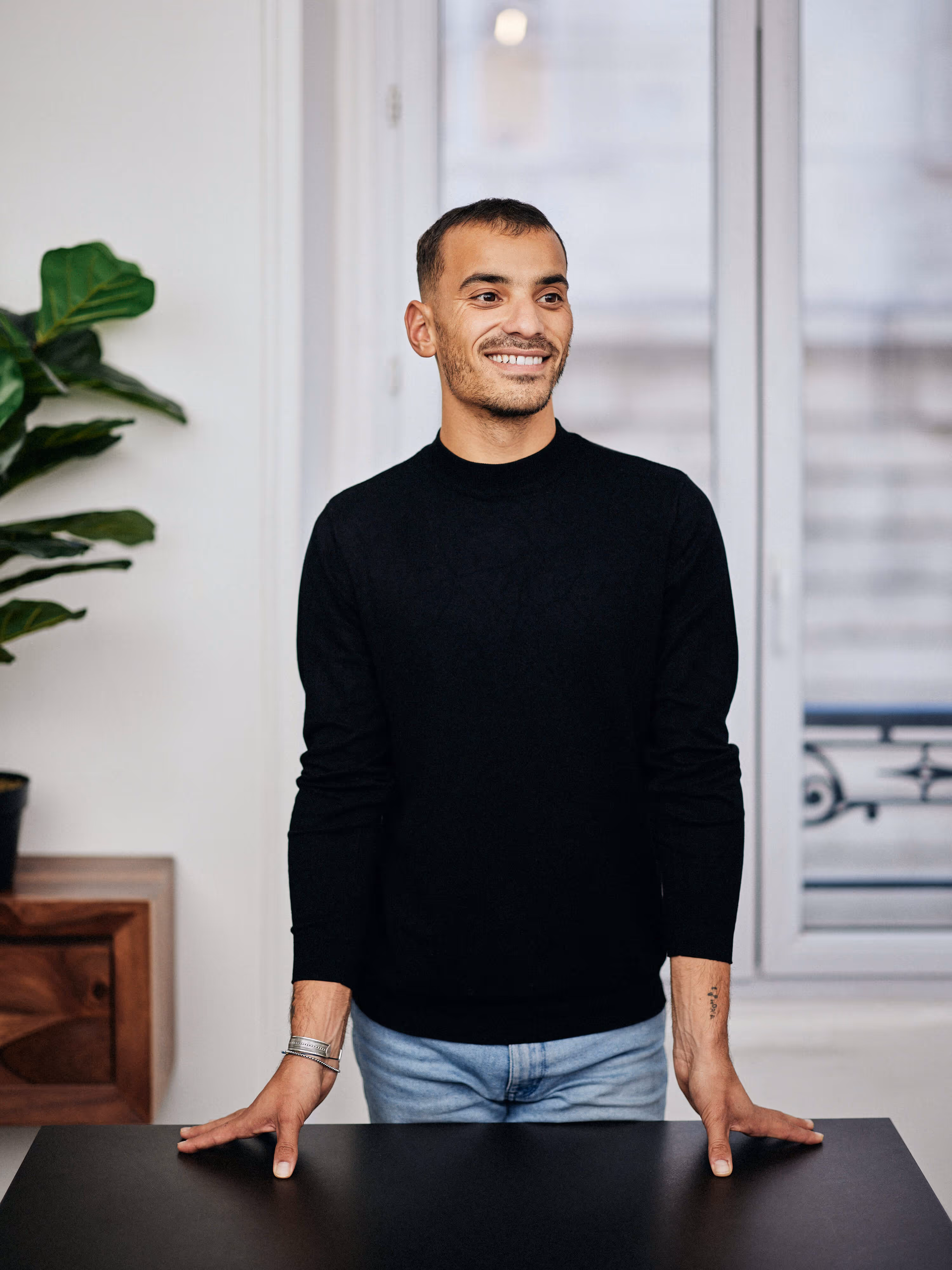 Killian Palermo debout face à une table
